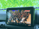 停車中には、高画質TVでお楽しみいただけます。長距離移動の際の休憩に、リラックスした時間を過ごせるのが魅力です。
