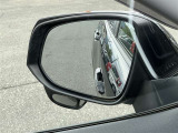 助手席側のミラーは、運転手からもクルマの下が見やすいようになっています!
