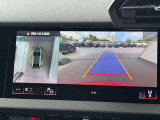 ●リアビューカメラ『入車経路を算出し、ガイドラインと補助線をディスプレイに表示します。同時にバンパーに内蔵のセンサーが障害物を感知し音で注意を促します。後方の死角も安心していただけます。』
