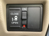 左側電動スライドドアは運転席からでも操作ができるように、ハンドル付近に開閉の操作スイッチが付いています。