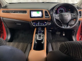 車内は光触媒抗菌消臭施工済です。インパネ周りはスタイリッシュなデザインで機能や装備も充実しています。グローブボックスやカップホルダーのほかにトレーなどたくさんの収納スペースが付いています。