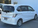 コンビネーションランプを高い位置に配置、後続車に見やすいデザインで安全にも配慮。
