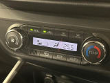 【オートエアコン】一度お好みの温度に設定すれば、車内の温度を検知し風量や温度を自動で調整。暑い&hellip;寒い&hellip;と何度もスイッチ操作をする必要はありません。快適な車内空間には必須の機能ですね♪