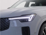 ボルボを象徴する「トールハンマー」デザインのT字型LEDヘッドライト。マトリックスLED技術により、遠くまでしっかりと照らしながら、周囲の状況に合わせてスムーズに配光をコントロールします。