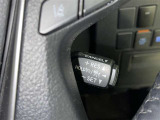 クルーズコントロール機能が付いています。 速度を設定するとアクセルを踏まなくても一定の速度で走ることができます。  高速道路ではとても便利な装置なんです。