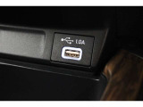 USBオーディオ用ソケットがついていますので携帯電話などを接続すれば音楽等の再生が可能です!