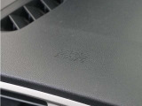 ◆助手席エアバッグ◆SRSエアバッグは、シートベルトだけでは防ぎきれない衝突時の衝撃から乗員を守るための安全装置。衝突時に瞬時に膨らみ、頭部や胸部がダッシュボードに直接衝突するのを防ぎます。