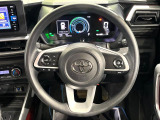 インテリアに合わせたデザインのステアリングは、運転される方のことも考え、運転しやすい形状、大きさです。是非一度、実際に触ってお確かめください。