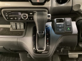 CVT車のセレクトレバーです。低速から高速まで、変速ショックのないスムーズな走りと、エンジン効率のよい領域を維持して燃費にも貢献します。サイドブレーキはスイッチ操作の電子制御パーキングブレーキです。