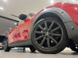 また、MINI正規認定中古車は、エマージェンシーサービスが自動付帯。24時間365日、皆様のカーライフをサポート致します。確かな安心のうえで、「駆けぬける歓び」をご堪能ください。