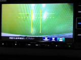 バックカメラの画像です。ガイドラインがスムースな車庫入れをサポートいたします。車庫入れの安心感がアップしますね。
