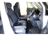 すわり心地の良い運転席・助手席です。長時間のドライブの疲れ軽減に貢献します。どうぞ快適なドライブを♪