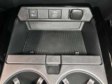 スマホやiPodを直接カーオーディオに接続できるAUX・USB端子や、携帯の充電などに便利なUSBポート(USB Type-C)を装備!車内にあると便利なアイテムのひとつですね