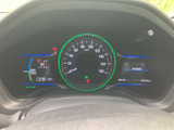 速度計を中心に、車両情報や各種表示がまとまっており、運転に必要な情報を確認しやすい構成です。走行中も視線移動を抑えながら、表示を把握しやすくなっています。