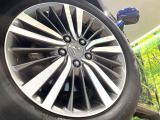 【純正17インチアルミホイール】外観にマッチした純正アルミホイールを装着しております。各種社外アルミホイールや、スタッドレスタイヤも取扱いしております。是非ご相談ください♪