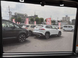 乗り降りのイメージが湧く左側面。ドア面の通りやスライド有無、小キズの出やすい部分も確認◎。