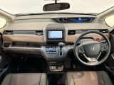 使いやすいレイアウトのダッシュボード周辺です。オートエアコンや小物入れなど嬉しい装備が満載です。