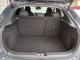 【広々トランクルーム】車体に対してスペースは広めに作ってあります。また、背もたれを倒すとより多くの荷物を乗せることができます。