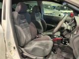 運転席は程よくホールド感のある形状をしておりますので、ロングドライブでも疲れにくくなっております。