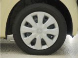 ◆純正ホイール装着車◆シンプルなデザインのホイールキャップ付きです。