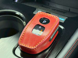 前後の動きだけで簡単に操作できる先進的なデザインの電制シフト。扱いやすく、手に馴染みやすい設計となっています