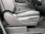 運転席シ-トポジションメモリー(2メモリ-)、ドライバー2名分のシ-トポジションを記憶・再現できる機能を搭載しています
