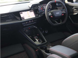 内装はシンプルに使い勝手を考え作られています。お車を運転する感覚をダイレクトに体感して頂けます。室内も広くロングドライブにも快適にお過ごしいただけます。