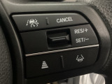 【クルーズコントロール】設定した速度を自動で維持し、ドライバーの運転負荷を軽減する支援機能です。長距離走行時の疲労を抑えるだけでなく、速度の安定による燃費向上も期待できます。