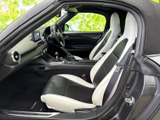 明るい色のシートが車内をすっきりと見せ、黒との配色が落ち着いた印象です。助手席から前方を見渡しやすく、同乗者にもゆったりと過ごしていただける空間になっています。