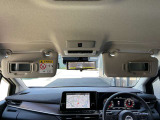 サンバイザーにはバニティミラー付きで車内でもお化粧直しできます