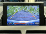 後方の様子を画面で確認しながら駐車できるため、車庫入れや狭い場所での切り返しをサポートします。ガイド線も表示され、距離感をつかみやすい装備です。