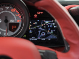 レブカウンター左右のモニターにはナビや車両状態を表示できます。