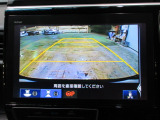 純正11.4インチ!大画面リア席モニター(フリップダウンモニター)装備。ナビゲーションと組み合わせることで、走行中でも後席では地上デジタルTV放送やDVDビデオなどの映像も楽しめます。