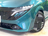 【LEDヘッドライト】悪天候や夜間走行時も良好な視界を確保し安心して運転できる高輝度LEDヘッドライトを装備!点灯速度が早く、消費電力も抑えられています。