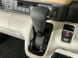 オートマチックシフトレバーは、手になじみ操作しやすい形状で安全運転にもつながります♪