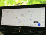地図を画面いっぱいに表示でき、現在地や周辺の道路を確認しながら目的地を探せます。タッチ操作で検索や登録も行え、初めての場所へ向かう際にも役立つ案内機能です。