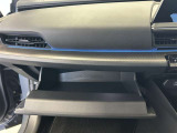 ちょっとしたところは収納ボックスにもなっています。車内はサイズも決まっているので、収納が少ないと思っているアナタ!ご安心ください。さまざまなところに収納が隠れているんです♪
