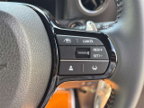 【クルーズコントロール】アクセル操作なしで一定速度を保つ機能。先行車との距離を自動調整する追従型が主流で、高速走行時の疲労を劇的に軽減します。長距離移動が多いお客様への商談では必須の快適装備です。