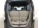 開口部も広く荷物の積み下ろしもしやすいお車となっております。シートの背もたれは5:5の割合で背もたれを可倒でき、前後のシートスライドもできるので荷室をひろげることができます。