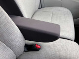 リラックスして運転できるアームレスト付き