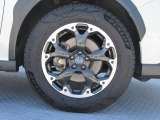 純正18インチアルミホイール。 タイヤサイズは225/60R17。