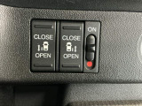 パワースライドドアの開閉はスマートキーのリモコンやドアノブは勿論、運転席側のスイッチ操作でも開閉ができ、安全・簡単です