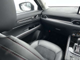 助手席も運転席同様に上品且つ質感の高いデザインで優雅にドライブを堪能できます。