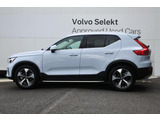 ロードクリアランスの大きなXC40は乗員の着座位置が高く、視界が良好です。また、着座位置の高さは安心感につながり、ストローク量の大きいサスペンションにより悪路でも快適な乗り心地を確保できる利点もあります。