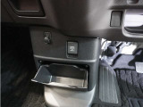 ◆センターロアボックス◆インパネ中央の下部には、ごみ箱としても使用する事ができるセンターロアボックスを装備しております。