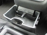 小物入れにもなるドリンクホルダーがセンターに付いて便利です