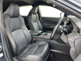 高いホールド性で運転姿勢が安定します。長距離ドライブでも疲れにくいのが魅力です。快適なドライビングライフをお送りください♪
