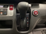 CVT車のセレクトレバーです。低速から高速まで、変速ショックのないスムーズな走りを実現するとともに、エンジン効率のよい領域を維持することで燃費にも貢献します。