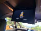 【後席モニター】家族や友人とお出かけする機会が多い方に大人気の後席モニターを装備!見やすい位置に画面がありテレビやDVDの視聴も快適!友達もお子様も、後席にしか乗らなくなるかも??
