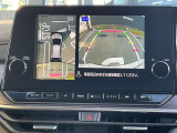 アラウンドビューモニターです。4つのカメラからの映像を合成・処理することで空から見下ろすような視点で周囲を確認でき、駐車時のクルマの位置確認がスムーズになります。